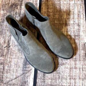 Bella Vita Sz 9W gray suede zip up ankle boots